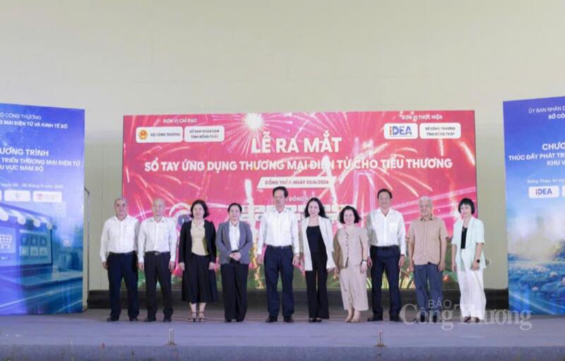Ông Nguyễn Thành Diệu, Phó Chủ tịch UBND tỉnh Đồng Tháp; bà Lê Hoàng Oanh, Cục trưởng Cục Thương mại điện tử và Kinh tế số cùng các đại diện các sở, ngành và doanh nghiệp đồng hành bấm nút phát hành cuốn sổ tay.