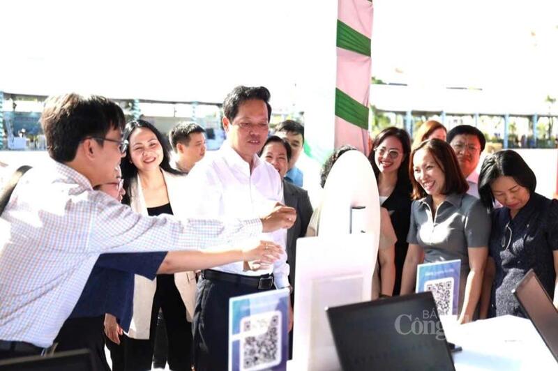 Các lãnh đạo tham quan và trải nghiệm tại các gian hàng trưng bày sản phẩm và giải pháp của doanh nghiệp.