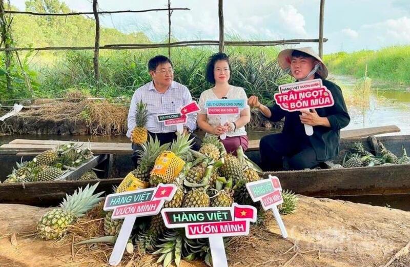 Bà Nguyễn Thị Minh Huyền - Phó Cục trưởng Cục Thương mại điện tử và Kinh tế số tham gia phiên livestream giới thiệu nông sản tỉnh Đồng Tháp.