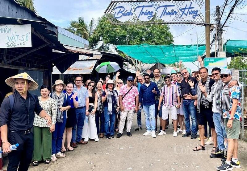 Đông đảo khách du lịch đến tham quan, nhằm đẩy mạnh kết hợp phát triển du lịch trải nghiệm làng nghề. Ảnh: Lưu Tấn Văn.