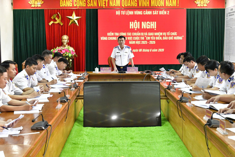 Đại tá Lê Huy kết luận và giao nhiệm vụ cho các cơ quan, đơn vị tổ chức tốt vòng chung kết Cuộc thi khu vực “Em yêu biển, đảo quê hương”. Ảnh: Văn Thường
