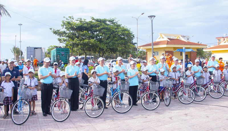 Ban tổ chức trao tặng 25 xe đạp cho con em ngư dân là học sinh nghèo vượt khó, có thành tích trong học tập. Ảnh: Mai Liễu