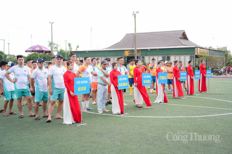 Sáng 6/6, nhân kỷ niệm 101 năm Ngày báo chí Cách mạng Việt Nam (21/6/1925 - 21/6/2026), FC Báo chí Thường trú Hà Tĩnh phối hợp Chi Hội Nhà báo, văn phòng đại diện và phóng viên thường trú Hà Tĩnh tổ chức Giải bóng đá Báo chí miền Trung lần thứ XII năm 2026.