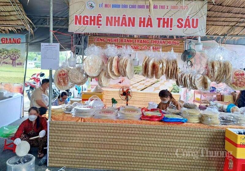 Làng nghề bánh tráng Thuận Hưng tham gia các gian hàng trưng bày tại lễ hội Bánh dân gian Nam Bộ. Ảnh: Khánh Ngọc.