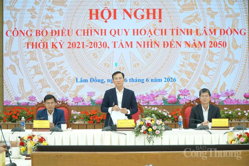 Chủ tịch UBND tỉnh Lâm Đồng Hồ Văn Mười phát biểu tại hội nghị. Ảnh: Lê Sơn