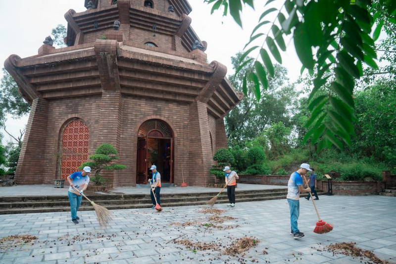 Tại Bắc Ninh, các tình nguyện viên Diana Uncharm tham gia dọn dẹp cảnh quan tại Di tích quốc gia đặc biệt Chùa Phật Tích