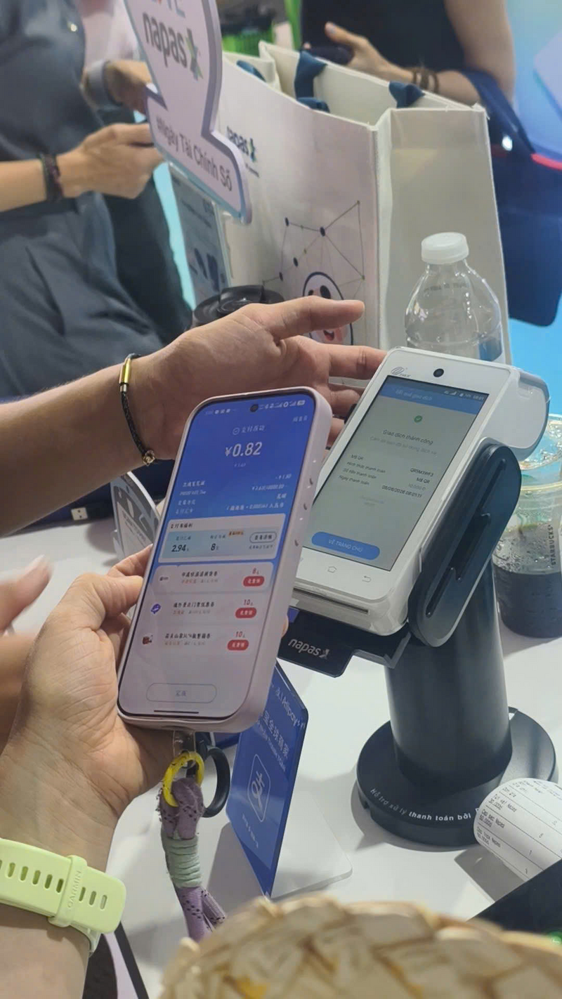 Khách du lịch Trung Quốc sử dụng ví điện tử Alipay thanh toán VietQRGlobal tại gian hàng NAPAS