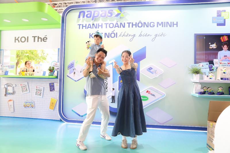 Gia đình hot Tiktoker “Pika Family” cũng hào hứng tham gia trải nghiệm tại gian hàng NAPAS với thanh toán chạm thẻ NAPAS Tap & Pay