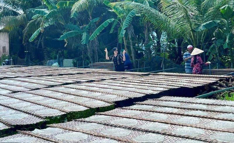 Du khách đến tham quan, chụp hình tại làng bánh tráng Thuận Hưng. Ảnh: Khánh Ngọc.