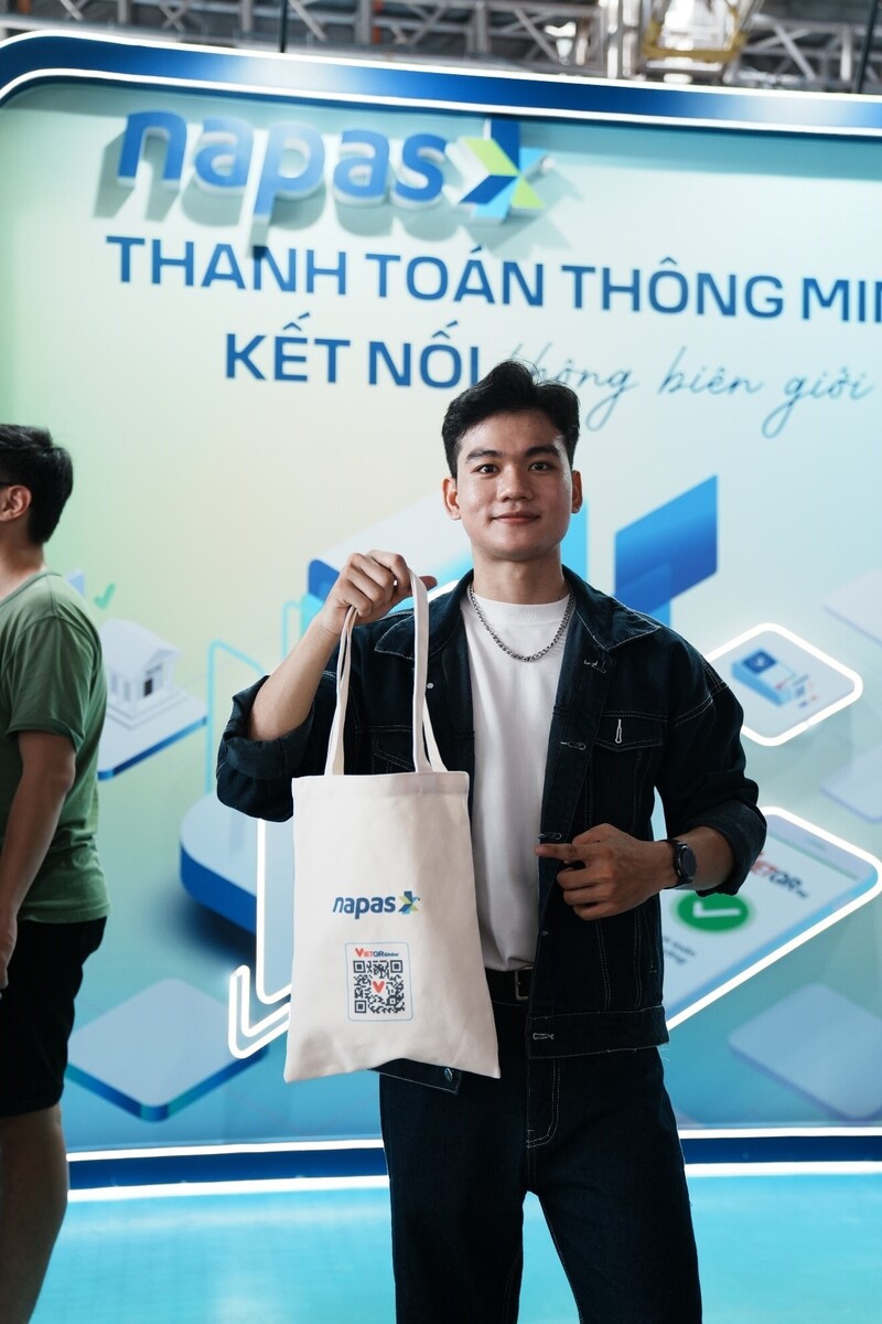 Kayz Review thích thú với những món quà “siêu” tiện lợi của NAPAS