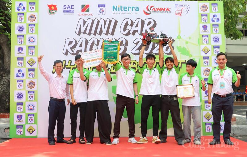 Thạc sĩ Nguyễn Ngọc Thạnh, Trưởng Khoa Cơ khí Động lực (bên trái) trao Giải Sáng tạo cho Đội SVBL. Ảnh: Thanh Minh.