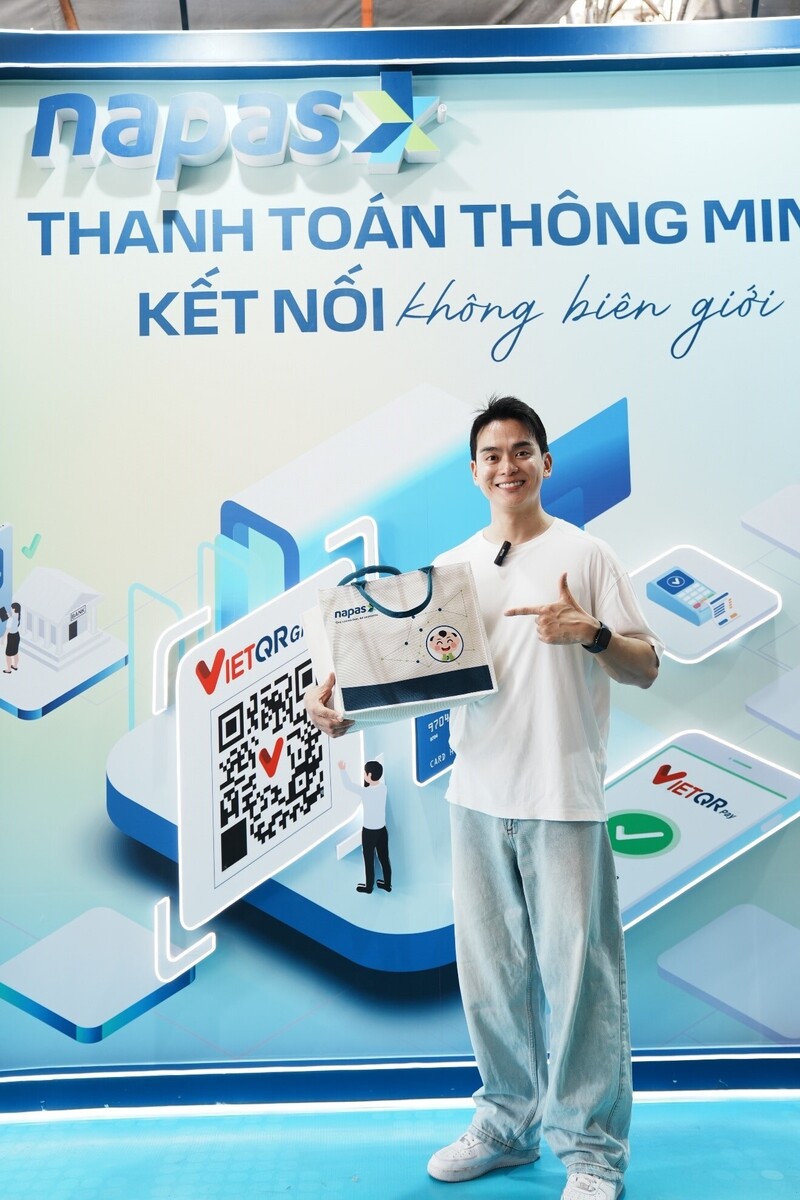 Oppa “HanQuocBros” cũng có mặt tại gian hàng NAPAS để trải nghiệm thanh toán xuyên biên giới bằng mã QR