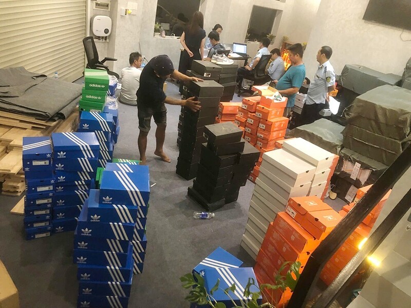 Lực lượng Quản lý thị trường TP. Hồ Chí Minh đột kích, phát hiện nhiều kho hàng giả mạo, xâm phạm quyền sở hữu trí tuệ.