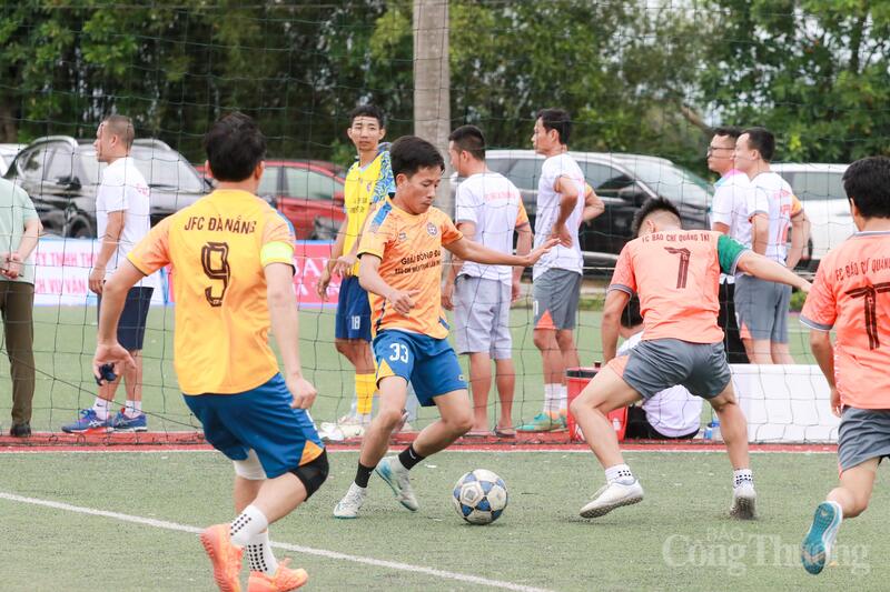 Những pha tranh chấp nảy lửa giữa FC Báo chí Quảng Trị - FC Báo chí Đà Nẵng.