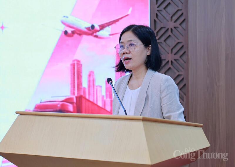 PGS.TS Trịnh Thị Thu Hương, Phó Chủ tịch Hiệp hội Phát triển nhân lực Logistics Việt Nam phát biểu khai mạc tọa đàm. Ảnh: Quỳnh Trang