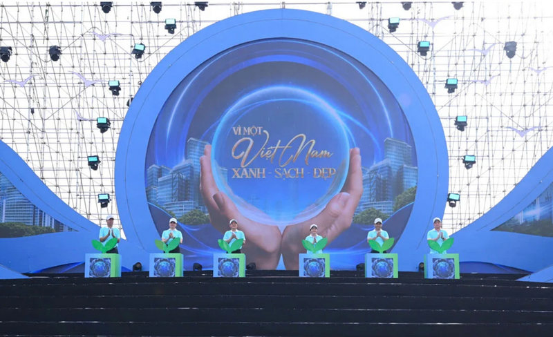 Nghi thức phát động phong trào “Toàn dân chung tay bảo vệ môi trường, vì một Việt Nam xanh - sạch - đẹp”. Ảnh: Tùng Đinh