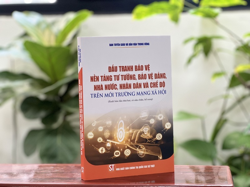 Sách "Đấu tranh bảo vệ nền tảng tư tưởng, bảo vệ Đảng, Nhà nước, Nhân dân và chế độ trên môi trường mạng xã hội" do Ban Tuyên giáo và Dân vận Trung ương biên soạn. Ảnh: Nhà xuất bản Chính trị quốc gia Sự thật