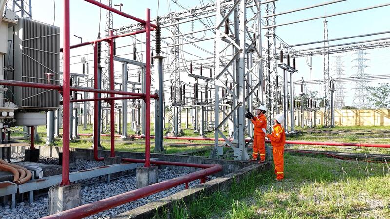 Nhu cầu sử dụng điện tăng mạnh trong các đợt nắng nóng đầu mùa khiến phụ tải hệ thống điện miền Bắc liên tục lập đỉnh mới. Ảnh: Mạnh Hùng