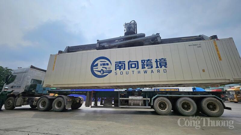 Máy gắp hàng hoạt động liên tục tại khu vực đổi công hàng hóa.
