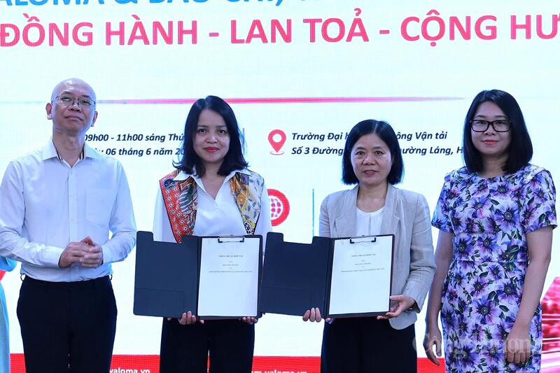 Bà Nguyễn Thị Thùy Linh, Phó Tổng Biên tập Báo Công Thương nhận biên bản ghi nhớ hợp tác từ đại diện Hiệp hội Phát triển nhân lực Logistics Việt Nam (VALOMA). Ảnh: Quỳnh Trang