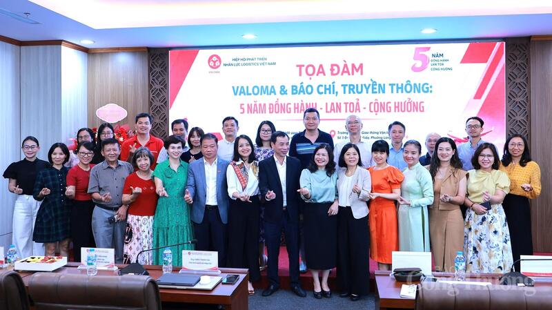 Lãnh đạo VALOMA cùng đại diện các cơ quan báo chí, truyền thông chụp ảnh lưu niệm nhân dịp kỷ niệm 101 năm Ngày Báo chí Cách mạng Việt Nam. Ảnh: Quỳnh Trang