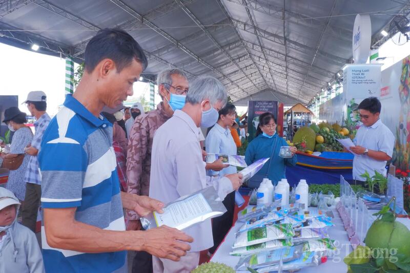 Gian hàng giới thiệu các giải pháp kỹ thuật và nông sản an toàn thu hút sự quan tâm, tìm hiểu của đông đảo người dân địa phương.