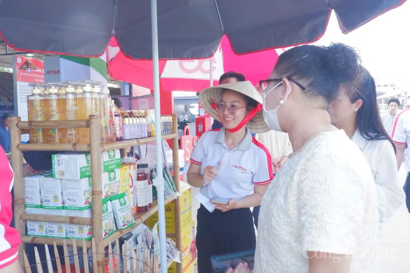 Nhân viên trực tiếp tư vấn, giới thiệu chi tiết về nguồn gốc và chất lượng các mặt hàng đặc sản vùng miền cho du khách tham quan.