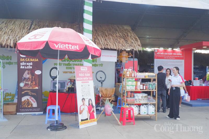 Gian hàng của Viettel Post Đồng Tháp hỗ trợ các hộ sản xuất kinh doanh tiếp cận phương thức bán hàng trực tuyến tại Chương trình Phát triển thương mại điện tử khu vực Nam Bộ.