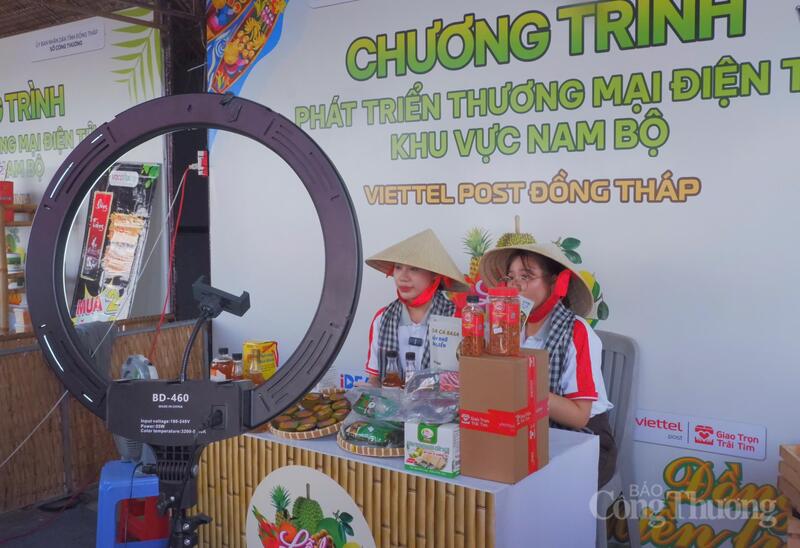 Các bạn trẻ thực hiện phiên livestream giới thiệu sản phẩm đặc sản Đồng Tháp.