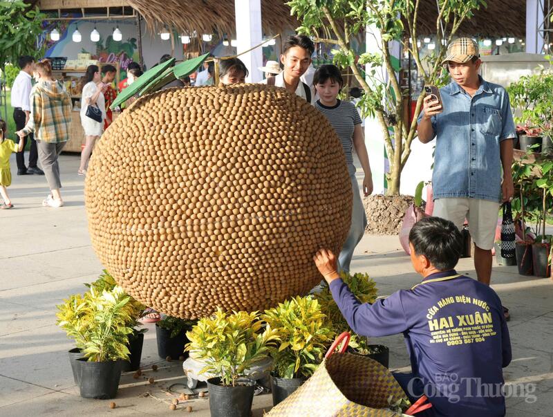 Mô hình trái cây độc đáo thu hút sự chú ý của đông đảo khách tham quan tại không gian lễ hội.