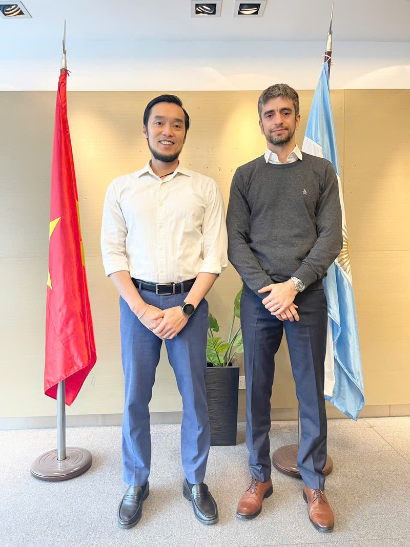Đại diện Thương vụ Việt Nam tại Argentina và đại diện doanh nghiệp.