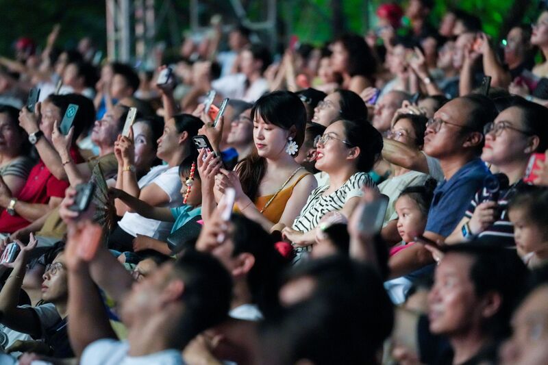 Đêm thi thứ hai của DIFF 2026 thu hút đông đảo người dân và du khách đến khu vực khán đài bên sông Hàn, chờ đợi màn tranh tài giữa hai đội Việt Nam và Pháp. Ảnh: Diễm Phúc