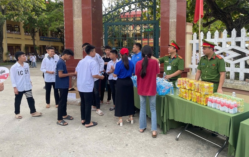 Đoàn viên thanh niên Công an Thanh Hóa phát nước uống miễn phí, động viên các thí sinh trước giờ làm bài tại kỳ thi năm 2026. Ảnh: Công an Thanh Hóa