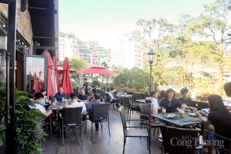 Quán cà phê Rock nổi tiếng với thiết kế ấn tượng và view "triệu đô" thu hút tới vài nghìn lượt khách mỗi ngày.