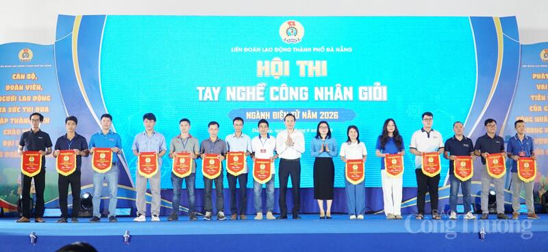 Ban Tổ chức trao quà cờ lưu niệm cho 16 doanh nghiệp tham gia hội thi