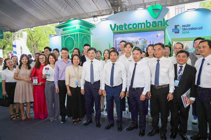 Phó Thủ tướng Chính phủ Nguyễn Văn Thắng cùng Thống đốc Ngân hàng Nhà nước Phạm Đức Ấn, Phó Chủ tịch thường trực UBND TP. HCM Nguyễn Lộc Hà, Tổng Biên tập Báo Tuổi trẻ Lê Thế Chữ và các đại biểu chụp hình lưu niệm tại không gian trải nghiệm Vietcombank trong Ngày Tài chính số năm 2026