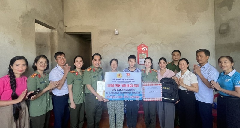 Phòng Quản lý xuất nhập cảnh Công an Thanh Hóa hỗ trợ thiết thực nhằm tiếp thêm động lực để các em vượt khó, tiếp tục đến trường. Ảnh: Công an Thanh Hóa