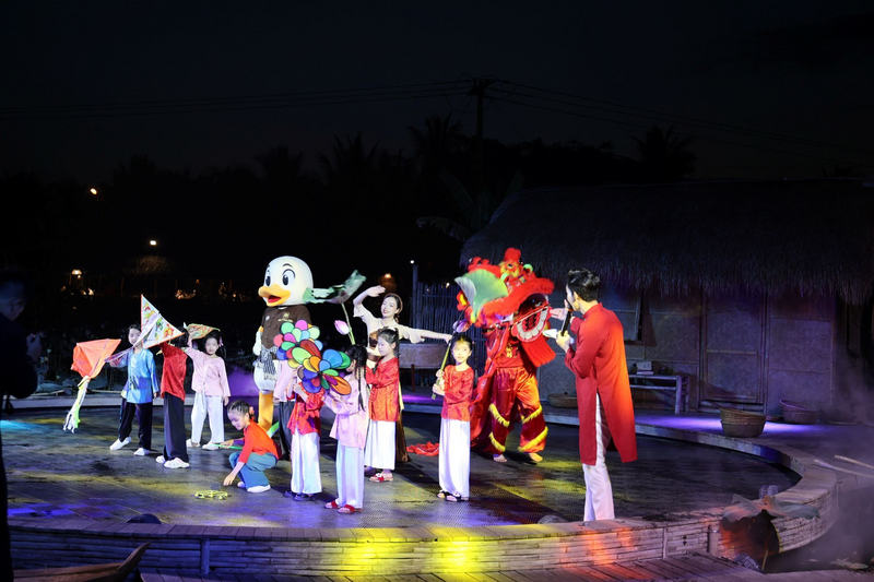Show thực cảnh “Ánh sáng huyền thoại” – Lội bùn bắt cá; mùa gặt; trung thu.