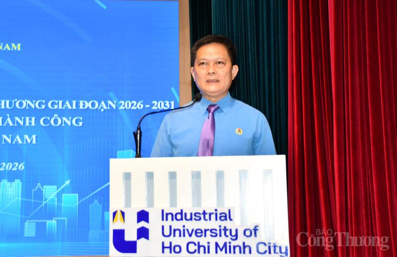 Ông Lê Ngọc Sơn, Chủ tịch Công đoàn Trường Đại học Công nghiệp TP. Hồ Chí Minh (ảnh trên); ông Vương Duy Khánh, Chủ tịch Công đoàn Tổng công ty Thép Việt Nam trình bày tham luận tại sự kiện. Ảnh: Thanh Minh.