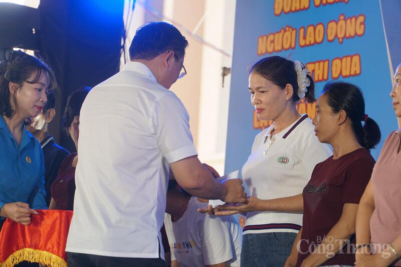 Ông Lê Trí Thanh, Chủ tịch Ủy ban Mặt trận Tổ quốc Việt Nam TP. Đà Nẵng trao tặng những phần quà của Đại hội XIV Công đoàn Việt Nam đến người lao động