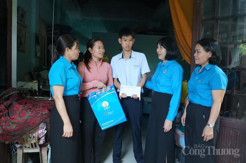 Lãnh đạo Liên đoàn Lao động TP. Đà Nẵng đến thăm, tặng quà cho gia đình chị Lê Thị Bích Huấn