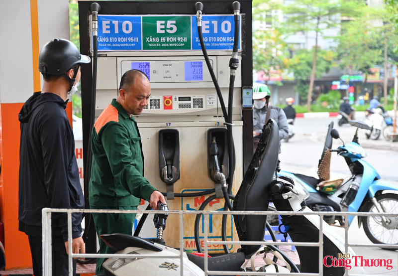 Từ ngày 1/6/2026, xăng E10 chính thức được phân phối trên toàn quốc, đánh dấu bước tiến quan trọng trong lộ trình giảm phát thải và phát triển giao thông xanh. Ảnh: Nam Nguyễn