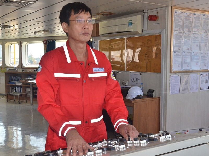 Anh Ngô Quang Chương tự hào khi nhắc về hành trình gần 30 năm gắn bó với ngành dầu khí. Ảnh: NVCC