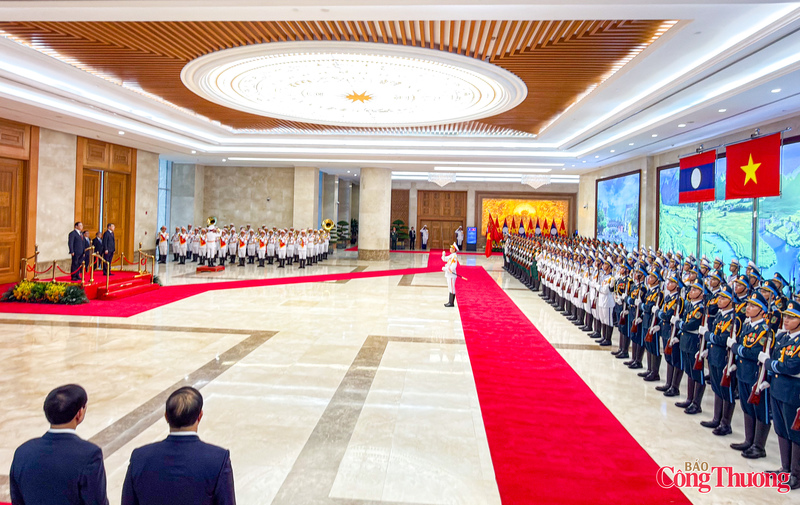 Nhận lời mời của Thủ tướng Chính phủ Lê Minh Hưng, Thủ tướng nước Cộng hòa Dân chủ Nhân dân Lào Sonexay Siphandone đã đến Thủ đô Hà Nội, bắt đầu chuyến thăm chính thức Việt Nam và tham dự Diễn đàn Tương lai ASEAN lần thứ ba từ ngày 7-9/6/2026.