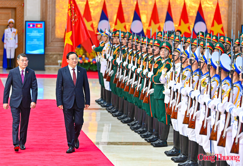 Thủ tướng Lê Minh Hưng mời Thủ tướng Sonexay Siphandone duyệt đội danh dự Quân đội nhân dân Việt Nam.