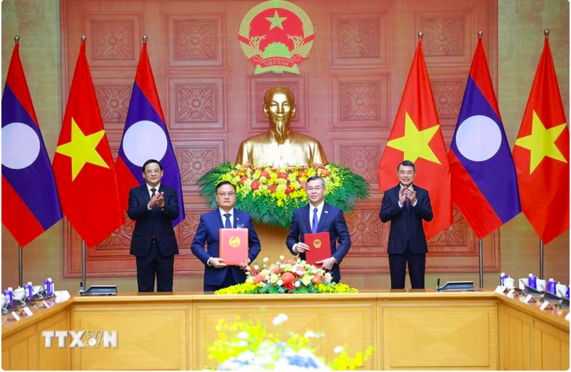 Thủ tướng Lê Minh Hưng và Thủ tướng Lào Sonexay Siphandone chứng kiến trao Thỏa thuận hợp tác giữa Bộ Tài chính Việt Nam và Bộ Tài chính Lào giai đoạn 2026-2030. (Ảnh: Dương Giang/TTXVN)