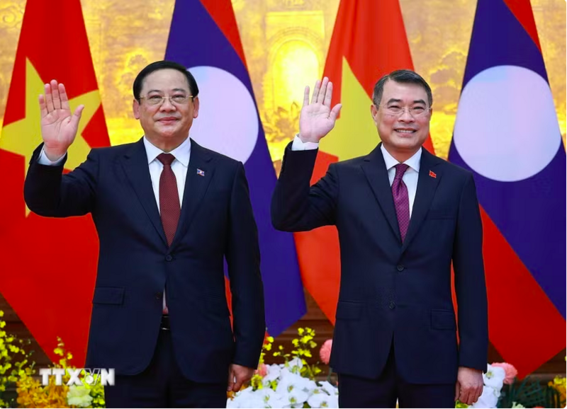 Thủ tướng Lê Minh Hưng và Thủ tướng Lào Sonexay Siphandone chụp ảnh chung trước hội đàm. (Ảnh: Dương Giang/TTXVN)