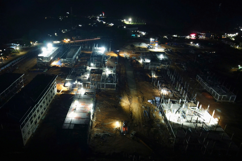 Ánh đèn điện trên các công trường xây dựng trường học ở biên giới. Ảnh: Ngọc Toàn