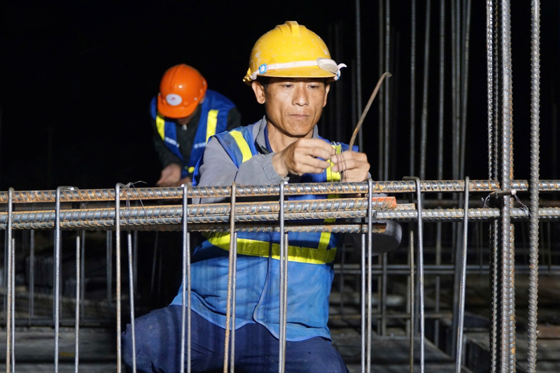 Thời tiết ban đêm đã dễ chịu hơn nhưng sự vất vả vẫn còn đó. Ảnh: Ngọc Toàn