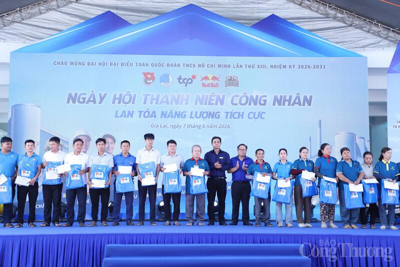 Ban tổ chức trao quà tặng công nhân tại ngày hội